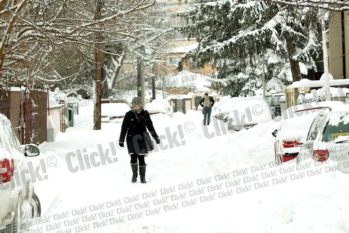 
    Pe străzile laterale  ale Capitalei e prăpăd.  Primarii n-au în plan  deszăpezirea acestora  