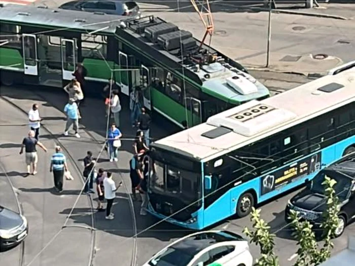 Accident între un tramvai și un autobuz în sectorul 5 al Capitalei: 11 persoane primesc îngrijiri medicale