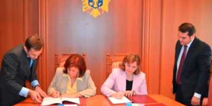Natalia Gherman şi Maria Eliana Cuevas Bernales au semnat acordul privind călătoriile reciproce FOTO mfa.gov.md
