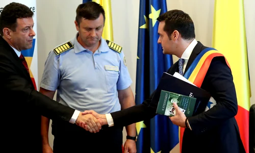 Cătălin Cherecheş, supravegheat ieri atent de un poliţist jpeg
