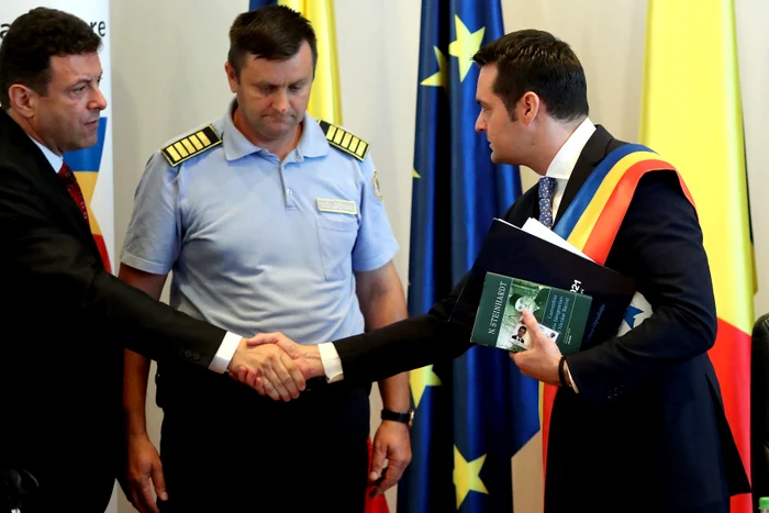 Cătălin Cherecheş, supravegheat ieri atent de un poliţist