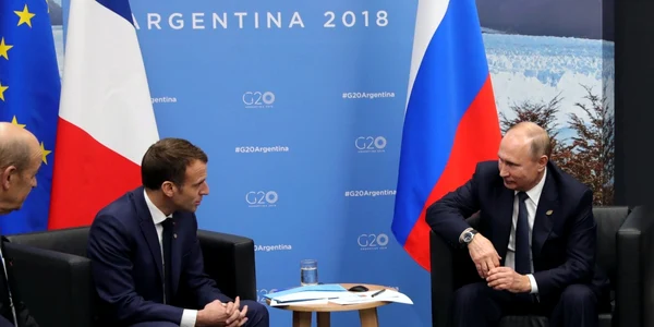 Emmanuel Macron si Vladimir Putin discutand in marja G20 de la Buenos Aires FOTO EPA-EFE