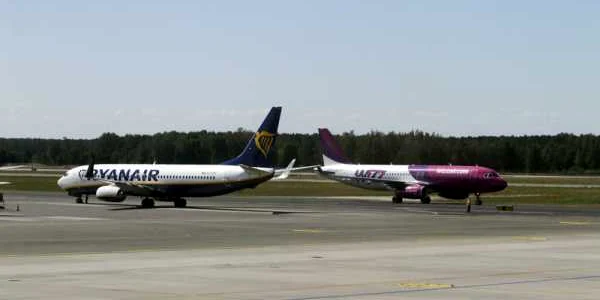 avion wizz air si avion ryanair pe aeroportul din riga letonia foto epa efe