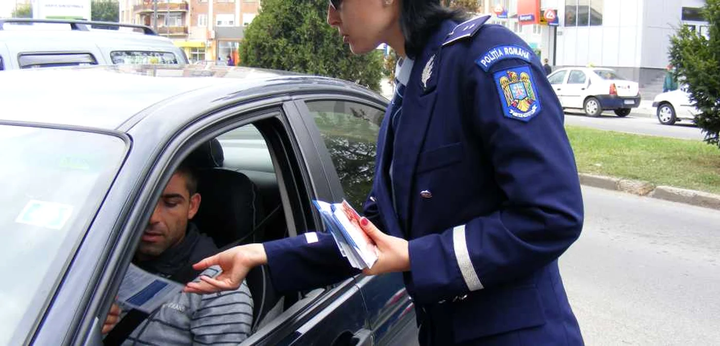Poliţiştii au împărţit pliante de prevenire (Arhiva Adevărul)