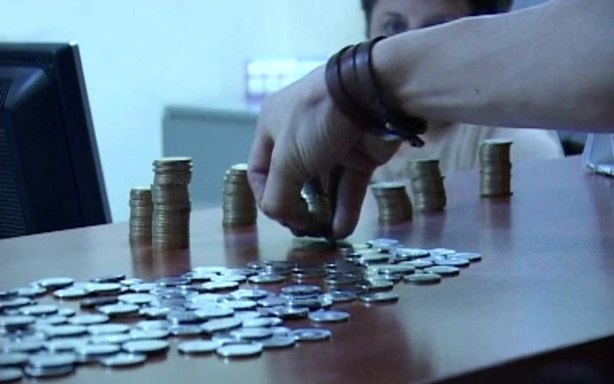Timp de două ore casierele au numărat  bănuţii