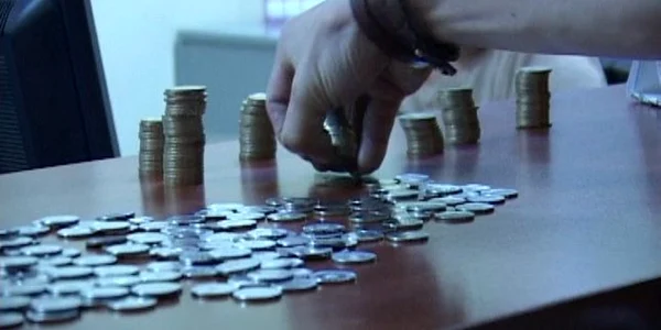 Timp de două ore casierele au numărat  bănuţii