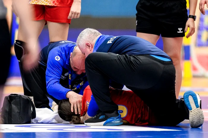Sorina Grozav a fost îngrijită 10 minute pe parchet (FOTO: Profimedia)