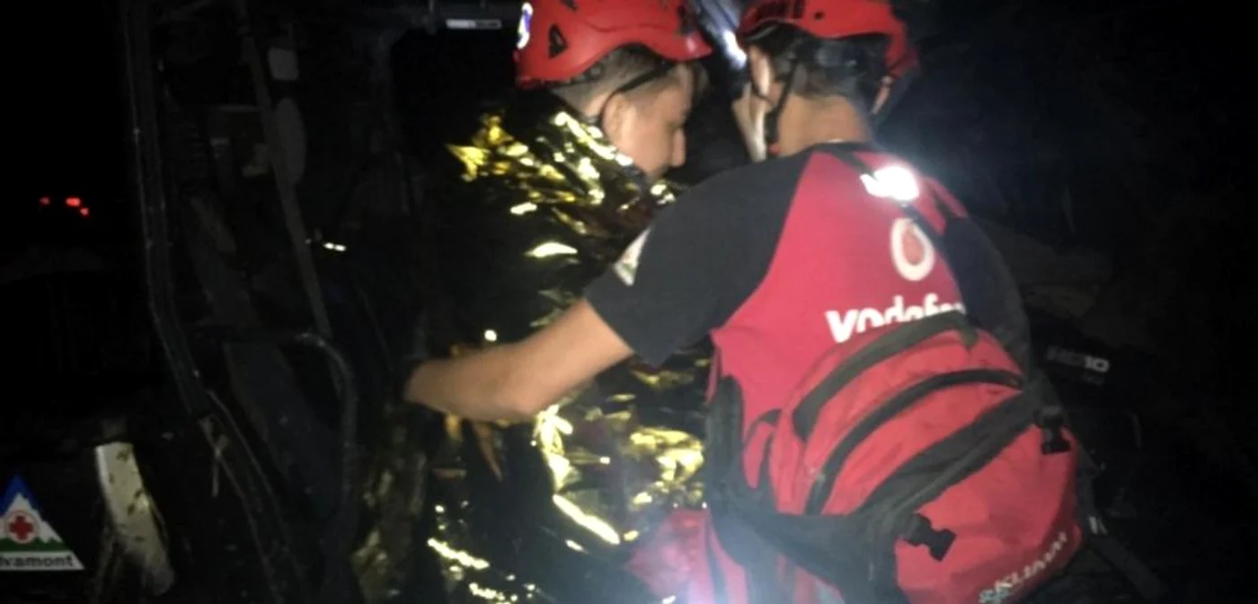 După ce a fost stabilizat, turistul din iaşi a fost coborât în staţiunea Durău. FOTO: Salvamont Neamţ