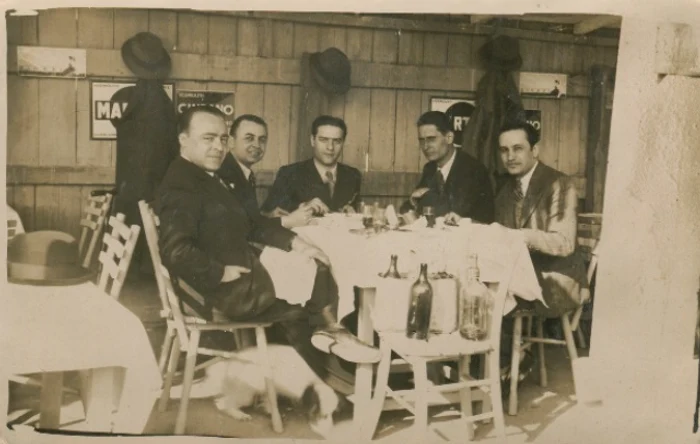 Bărbați la restaurant