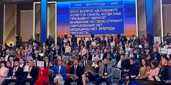 mesaje critice publicate in fata lui putin foto Twitter @francis_scarr