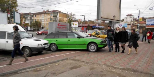 BMW parcat pe pista de biciclişti