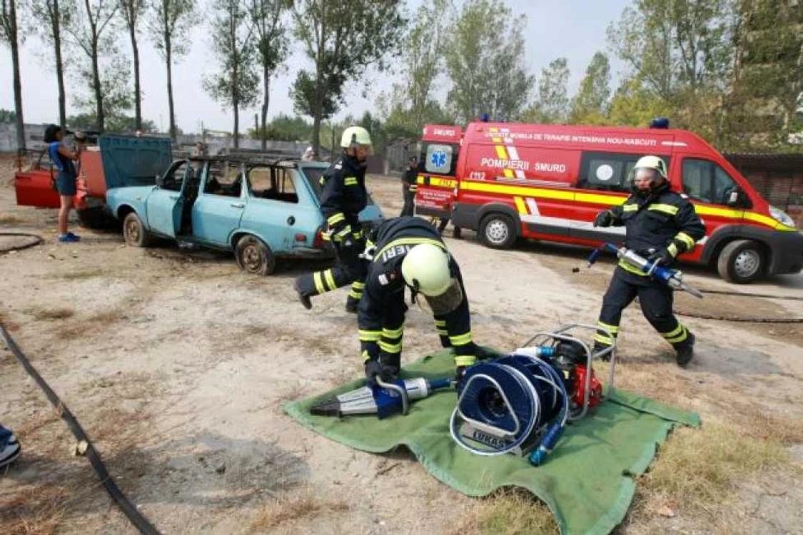 Simulare de intervenţie cu autospecialele noi la ISU Dolj. Foto: Victor C. Boldîr
