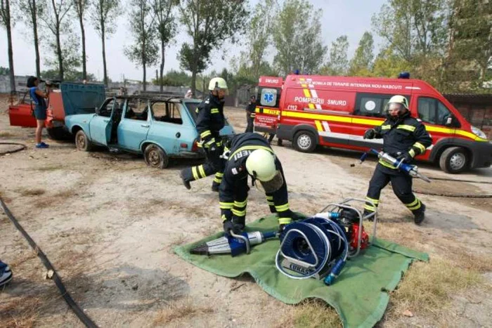 Simulare de intervenţie cu autospecialele noi la ISU Dolj. Foto: Victor C. Boldîr