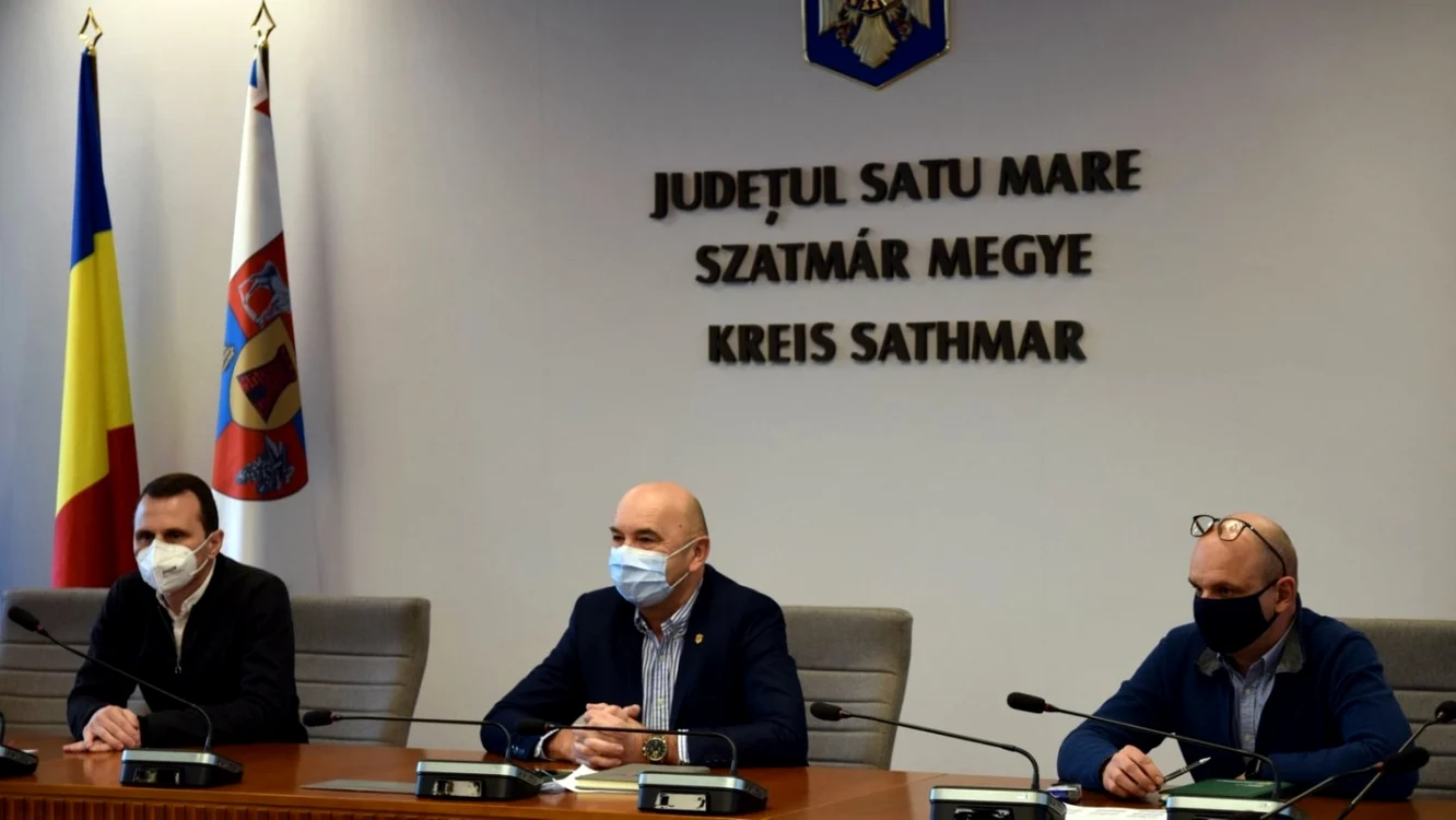Actualul prefect, Radu Bud, (foto mijloc) va fi înlocuit de subprefectul Altfatter Tamas (Foto dreapta). Sursa foto: FB Instituţia prefectului Satu Mare
