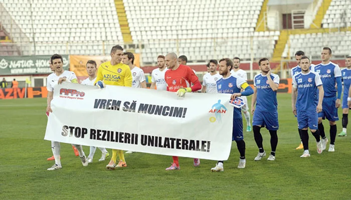 Fotbaliştii de la Rapid şi Galaţi au afişat un banner de solidaritate cu fotbaliştii braşoveniFoto: Mediafax