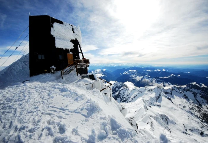 Cabana de lemn se află în vârf de munte (Foto: rifugimonterosa.it)