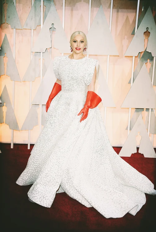 8. Lady Gaga, într-o rochie dramatică, albă, cu mănuşi roşii, Azzedine Alaia