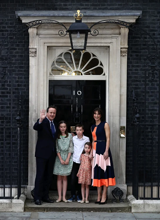 Familia lui David Cameron a fost zâmbitoare pe pragul casei din Strada Downing numărul 10