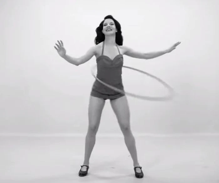 
    Mişcările de Hula Hoop au apărut în anii `50Foto Youtube  