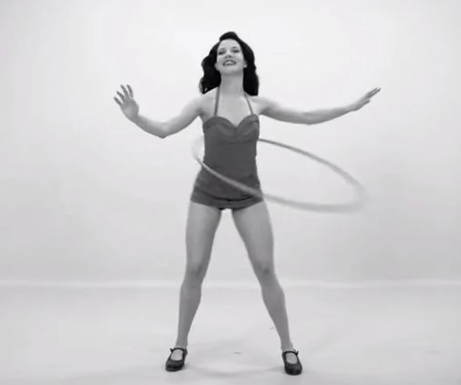 Mişcările de Hula Hoop au apărut în anii `50Foto Youtube