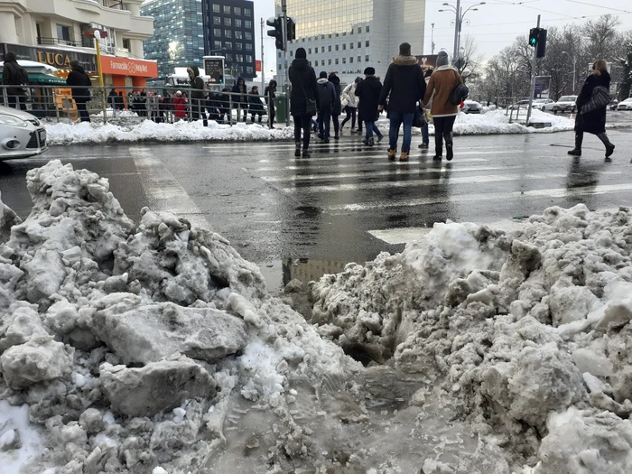 Sunt mormane de zăpadă la trecerile de pietoni din Piața Victoriei
