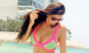 Ramona  Gabor   25 de ani: Şi a etalat trupul de sirenă pe o plajă  în Dubai, purtând  un slip portocaliu  electrizant jpeg