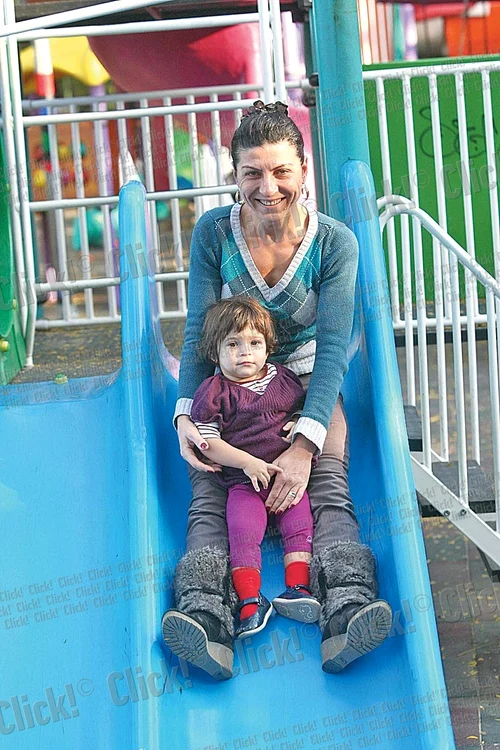 Ce poate fi mai romantic decât o plimbare cu barca pe lac, înconjuraţi de nuanţele calde ale toamnei?