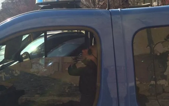 Deși are geamul deschis, omul nu aude când este fotografiat