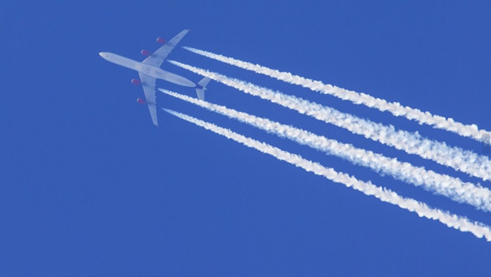 Joaca inconștientă a unor adolescenţi din Satu Mare: au îndreptat un fascicul laser spre cabina unui avion care ateriza