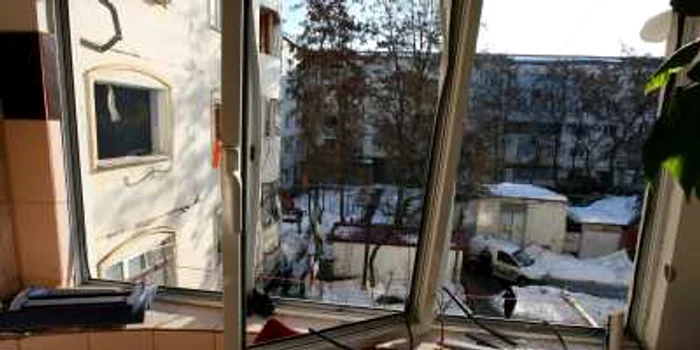 Suflul exploziei a spart geamurile bucătărieu Foto: arhivă