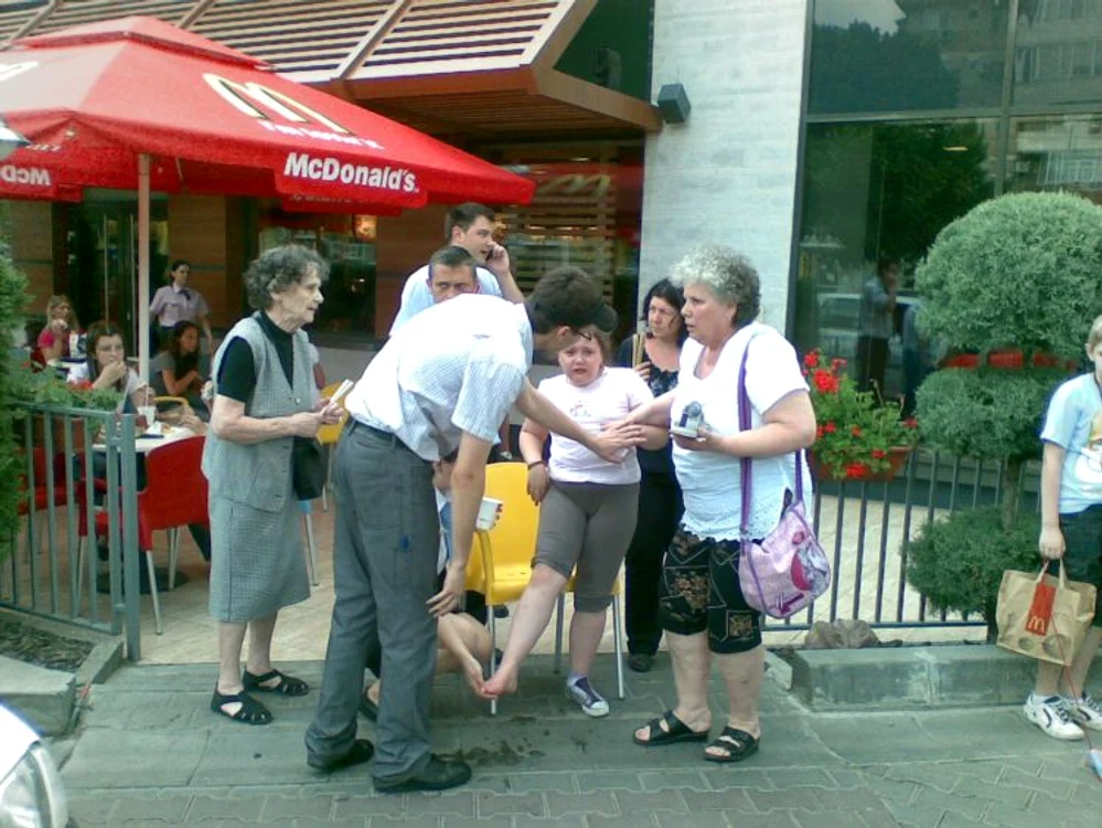 Fetiţă de 10 ani, călcată de maşină în parcarea McDonald’s din Constanţa FOTO / VIDEO