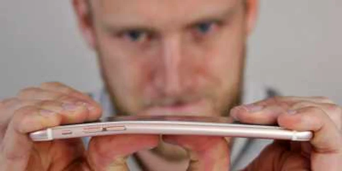 iPhone 6s se îndoaie, dar doar dacă eşti un supraom care se aşează pe el.