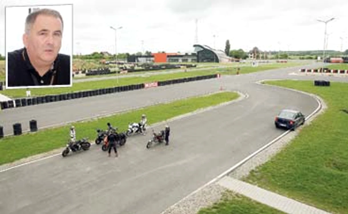 
    Pe circuitul de lângă Crevedia îşi pot îmbunătăţi abilităţile  şi motocicliştii. Ei au cursuri separate Fotografii: Dorin Constanda/Sever Gheorghe   