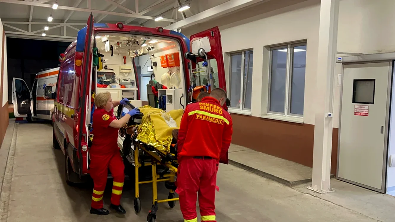 Tânărul împușcat a fost dus la spital FOTO Monitorul de Botoșani