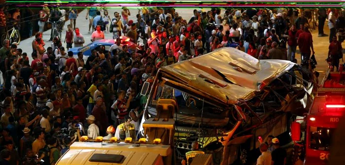 Autobuzul a căzut de la o înălţime de 15 metri FOTO Reuters