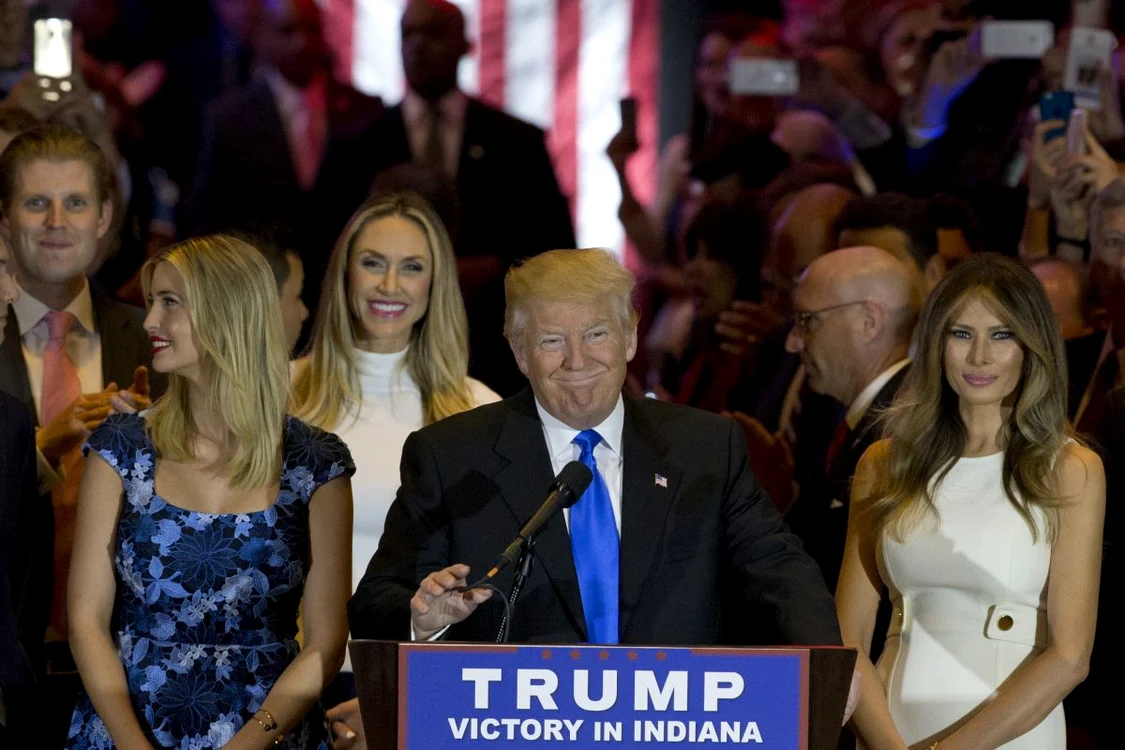 
    Donald Trump, în timpul discursului susținut la Indianapolis, alături de soția Melania și de copiii săiFoto: AP  