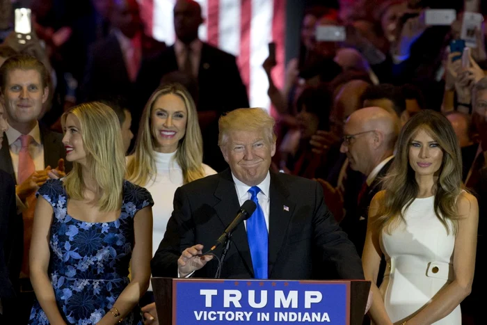 
    Donald Trump, în timpul discursului susținut la Indianapolis, alături de soția Melania și de copiii săiFoto: AP  