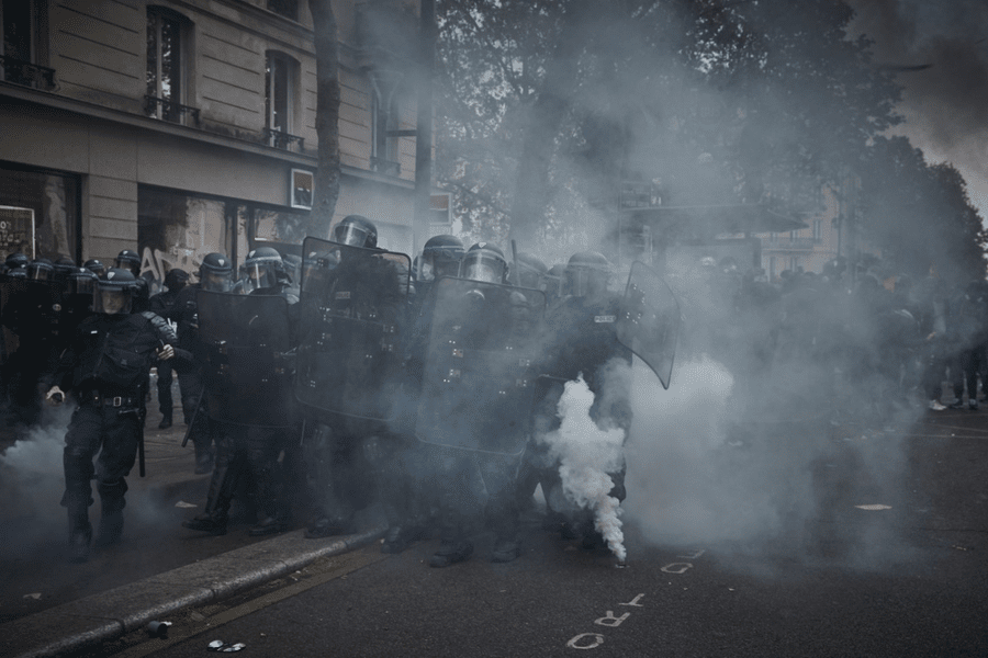 Protestele din Franța au degenerat din nou în lupte de stradă. Manifestanții au atacat forțele de ordine cu sticle, pietre și artificii