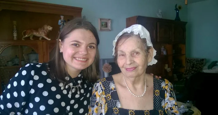 Roxana Molocea alături de una dintre beneficiarele proiectului social FOTO Telefonul Vârstnicului