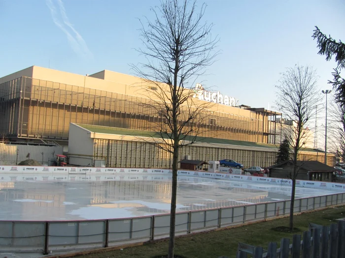 Patinoarul Ice Dream este nefuncţional pe căldura de afară Foto: Ştefan Both