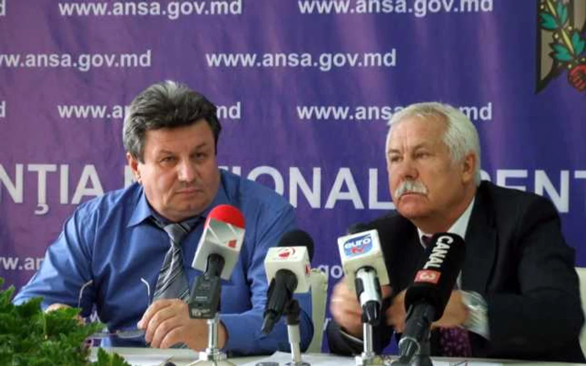 Petru Bodarev (stânga) exdirector adjunct ANSA şi Dumitru Rusu, şeful Direcţiei control semincer din cadrul ANSA FOTO ansa.gov.md