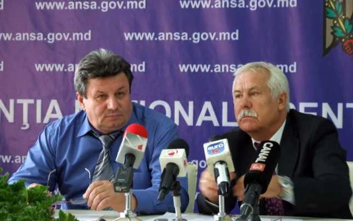 Petru Bodarev (stânga) exdirector adjunct ANSA şi Dumitru Rusu, şeful Direcţiei control semincer din cadrul ANSA FOTO ansa.gov.md