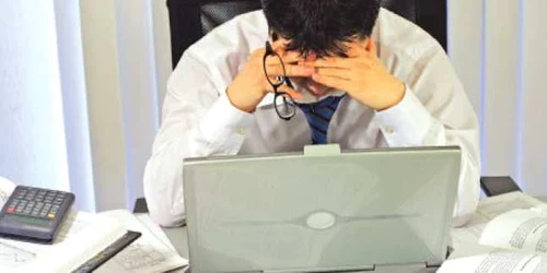 Lucrul peste program poate duce în timp la instalarea depresiei