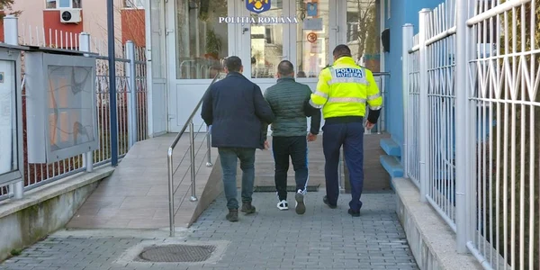 Unul dintre răpitorii copilei de 14 ani din Tălmaciu Sibiu în timp ce era dus la audieri Sursă IPJ Sibiu