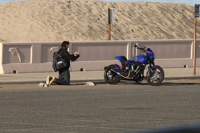 Keanu Reeves și-a fotografiat motocicleta, înainte să plece de la plajă