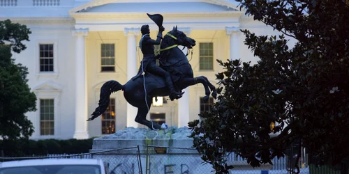 Statuia lui Andrew Jackson din fata Casei Albe FOTO EPA-EFE