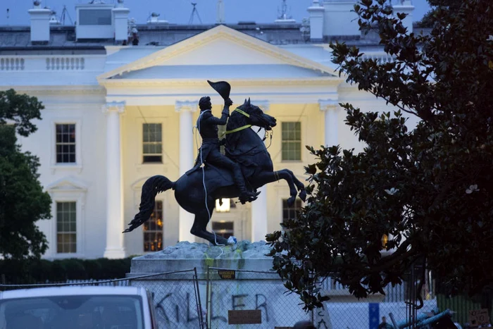 Statuia lui Andrew Jackson din faţa Casei Albe FOTO EPA-EFE