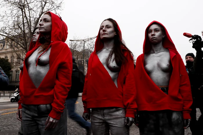 Mai multe ”Marianne” în sânii goi și cu glugă roșie pe cap au deschis cea de-a cincea rundă de proteste ale ”vestelor galbene” la Paris
