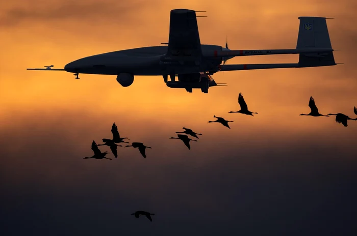 Dronă Bayraktar a armatei ucrainene zboară alături de un stol de cocori FOTO Profimedia