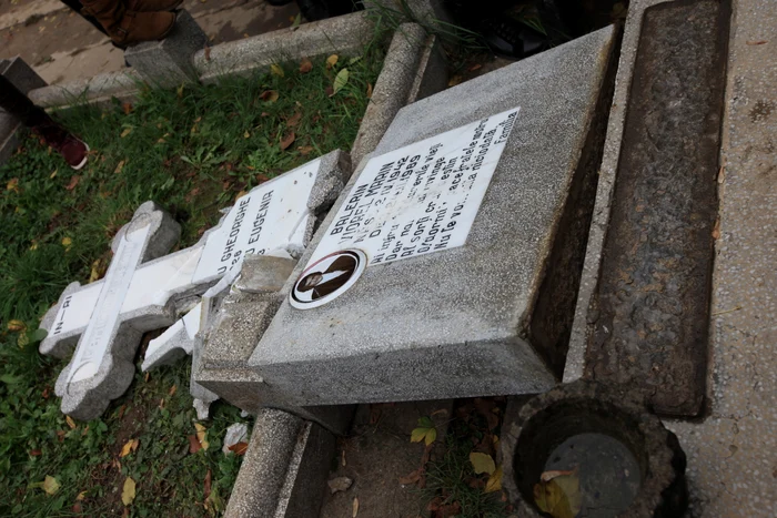 Crucea care a fost din greşeală dărâmată